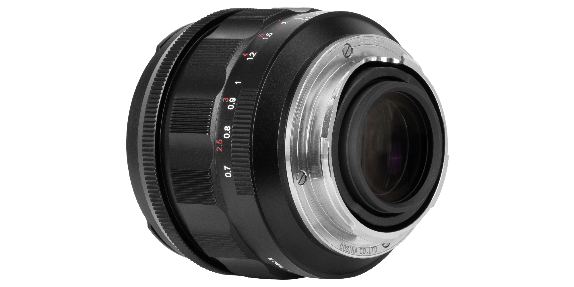 Bagnet montazowy obiektywu Voigtlander Nokton IV 35 mm f/1,2 do Leica M na białym tle